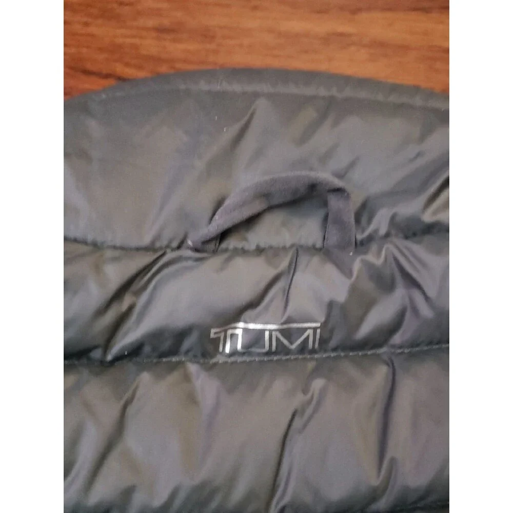 Tumi Quilted Mens Down Puffer Vest Size Small LOGO Asis Outdoor Athleisure Lux